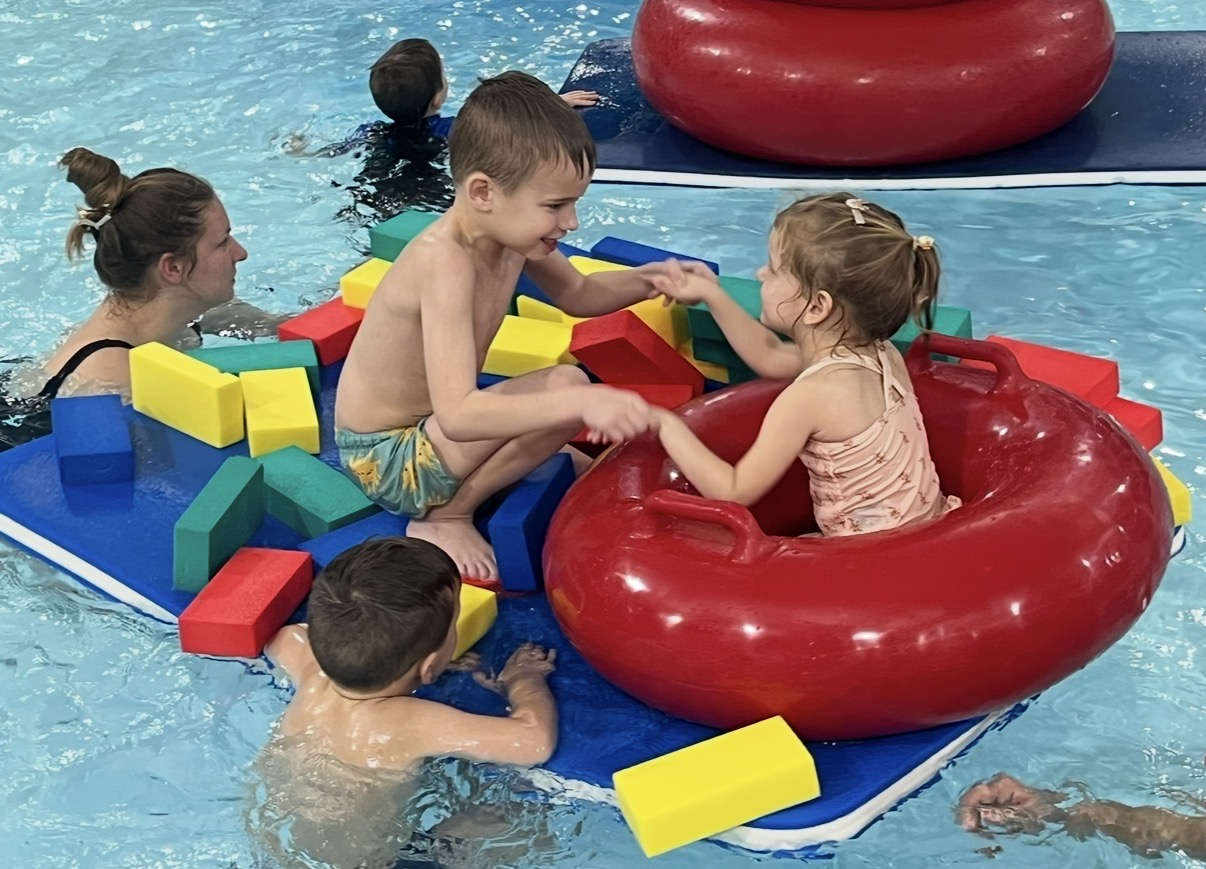 Kinder spielen im Schwimmunterricht im Hallenbad Nottwil.